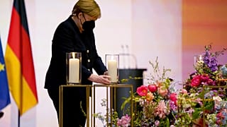 La chancelière allemande Angela Merkel porte une bougie en hommage aux victimes du Covid-19 dans le pays, Berlin, Allemagne, le 18 avril 2021