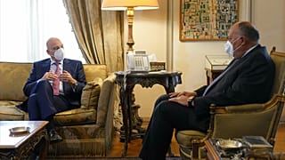 Ο Έλληνας υπουργός Εξωτερικών συνομιλεί στο Κάιρο με τον Αιγύπτιο ομόλογό του