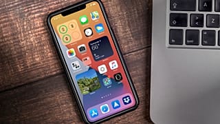 صفحه نمایش آیفون با سیستم عامل آی‌اواس ۱۴