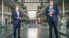 Armin Laschet von der CDU (links), Markus Söder von der CSU mit Masken. 