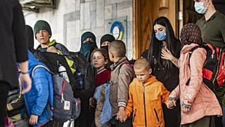 سلمت السلطات الكردية في شمال شرق سوريا في 18 نيسان / أبريل 34 طفلاً يتيماً لوفد روسي لإعادتهم إلى بلادهم