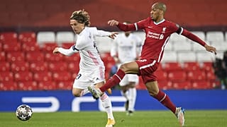 Luka Modric, a Real Madrid és Fabinho, a Liverpool játékosa a Bajnokok Ligája negyeddöntőjében játszott Liverpool - Real Madrid mérkőzésen 2021. április 14-én