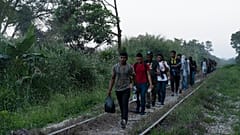 Migrantes caminan por las vías del tren en Palenque, estado de Chiapas, México, el miércoles 10 de febrero de 2021