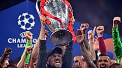 الألماني يورجن كلوب مدرب ليفربول يرفع الكأس بعد فوزه في نهائي دوري أبطال أوروبا أمام توتنهام هوتسبير على ملعب واندا ميتروبوليتانو في مدريد.