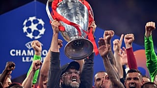 الألماني يورجن كلوب مدرب ليفربول يرفع الكأس بعد فوزه في نهائي دوري أبطال أوروبا أمام توتنهام هوتسبير على ملعب واندا ميتروبوليتانو في مدريد.