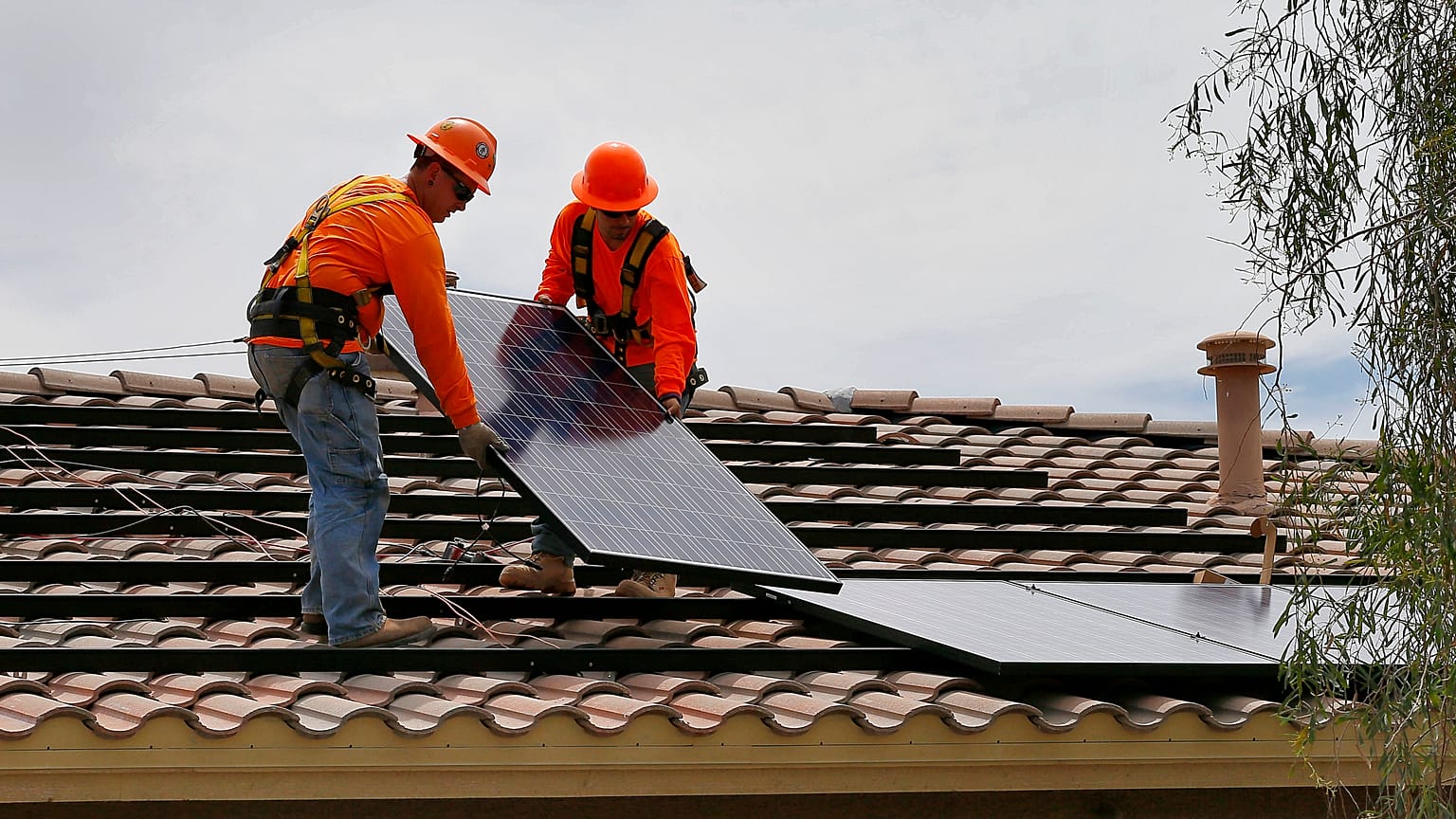 Instalación de un panel solar en una vivienda