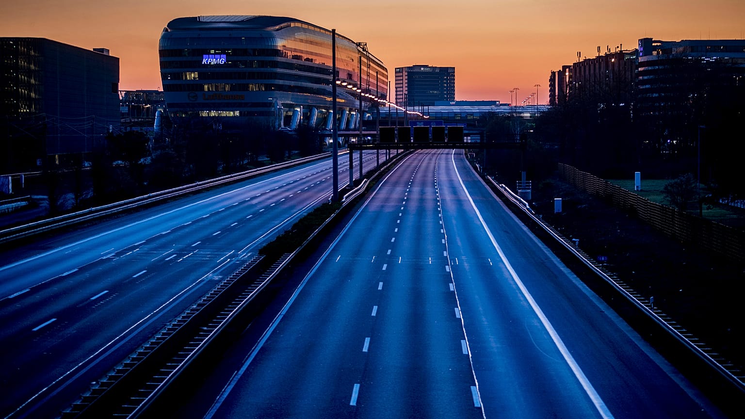 Leere Straßen in der Nacht - die Ausgangssperre in der Bundesnotbremse soll leicht entschärft werden und zwischen 22 und 5 Uhr gelten. 