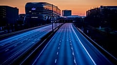 Leere Straßen in der Nacht - die Ausgangssperre in der Bundesnotbremse soll leicht entschärft werden und zwischen 22 und 5 Uhr gelten. 