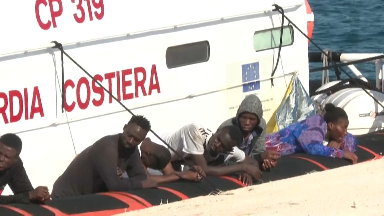 Migranti che cercano di raggiungere le coste italiane
