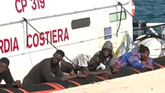 Migranti che cercano di raggiungere le coste italiane