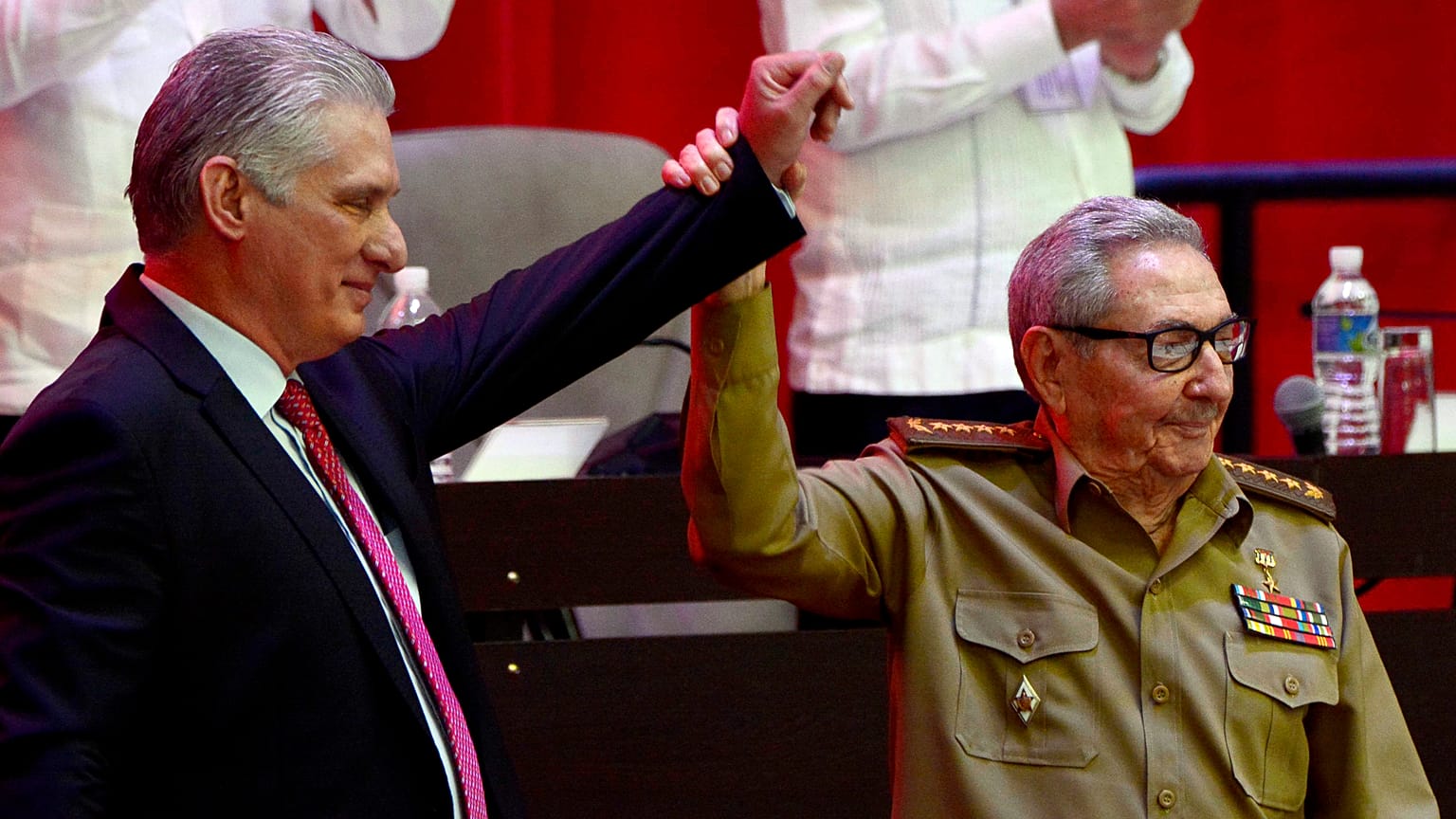 Raul Castro, Küba Komünist Partisi Genel Sekreterliği görevini devrettiği Küba Devlet Başkanı Miguel Diaz-Canel'in elini havaya kaldırdı