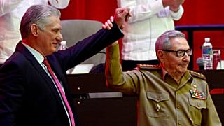 Raul Castro, Küba Komünist Partisi Genel Sekreterliği görevini devrettiği Küba Devlet Başkanı Miguel Diaz-Canel'in elini havaya kaldırdı
