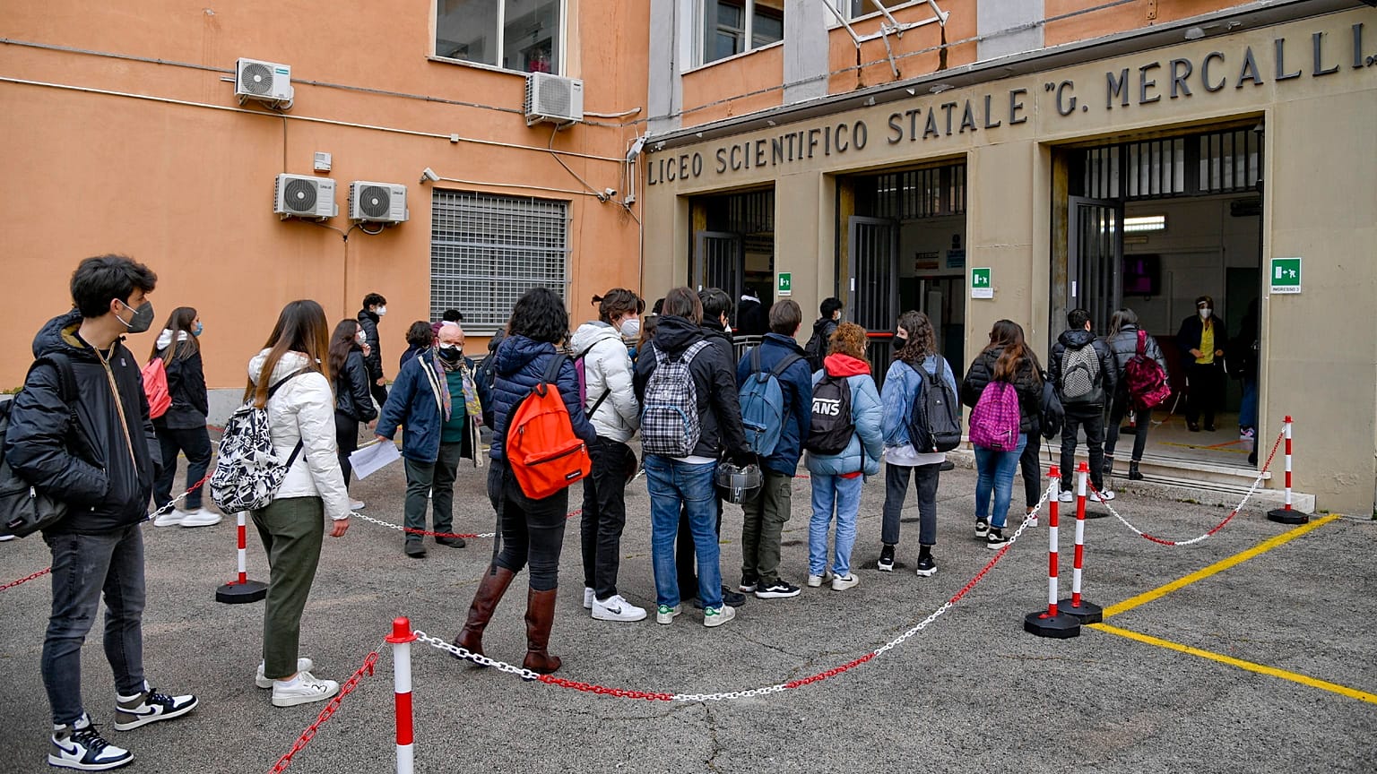 Diákok várakoznak egy nápolyi középiskola előtt 2021.04.19-én