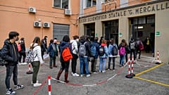 Diákok várakoznak egy nápolyi középiskola előtt 2021.04.19-én