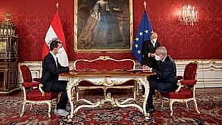 وزير الصحة النمساوي وولفجانج ماكستين يؤدي اليمين الدستورية في حفل أقيم في فيينا يوم الاثنين.   