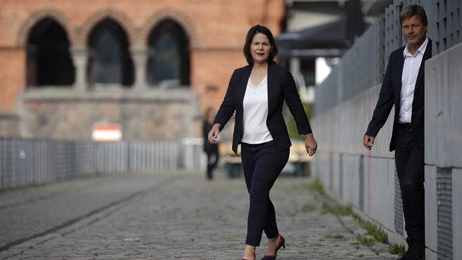 Die Grüne Kanzlerkandidatin Annalena Baerbock - mit Robert Habeck im Hintergrund