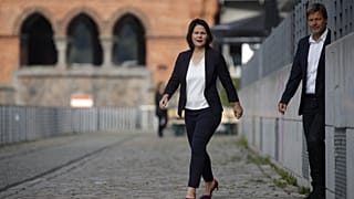 Die Grüne Kanzlerkandidatin Annalena Baerbock - mit Robert Habeck im Hintergrund