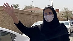 Люджейн аль-Хазлюли по дороге в суд в Эр-Рияде 10 марта 2021