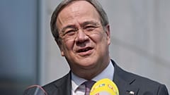 Armin Laschet se ajusta mejor al perfil centrista y articulador de consensos de la canciller Angela Merkel.