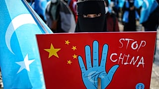 Çin'in Doğu Türkistan'da yaşayan Uygurlara yaptığı zulmü protesto eden bir gösterici.
