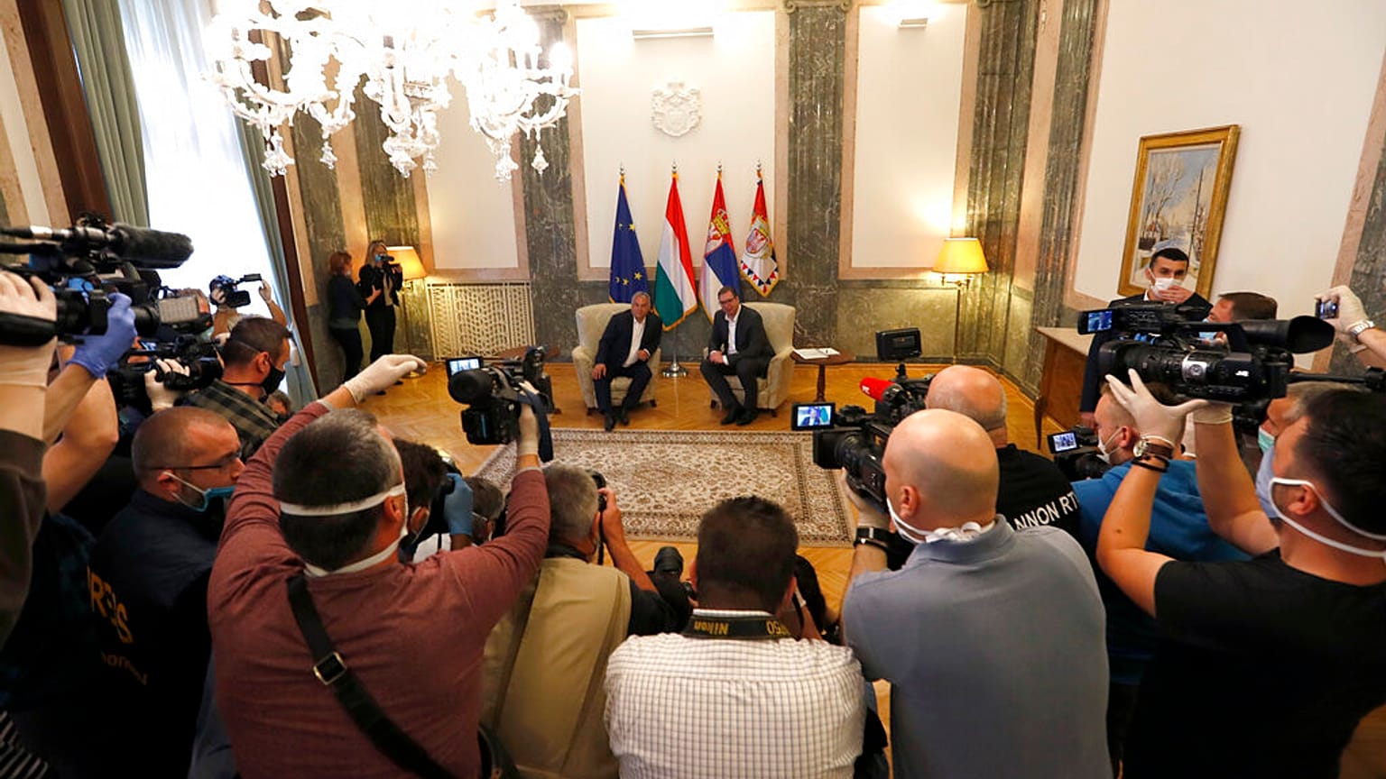 Orbán Viktor magyar kormányfő és Alekszandar Vucsics szerb elnök újságírók gyűrűjében