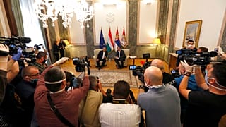Orbán Viktor magyar kormányfő és Alekszandar Vucsics szerb elnök újságírók gyűrűjében