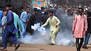 Fransa Cumhurbaşkanı Emmanuel Macron'un İslam karşıtı söylemleri Pakistan'da protesto edildi 