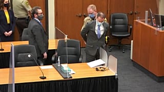 Derek Chauvin sale esposado de la sala del juicio
