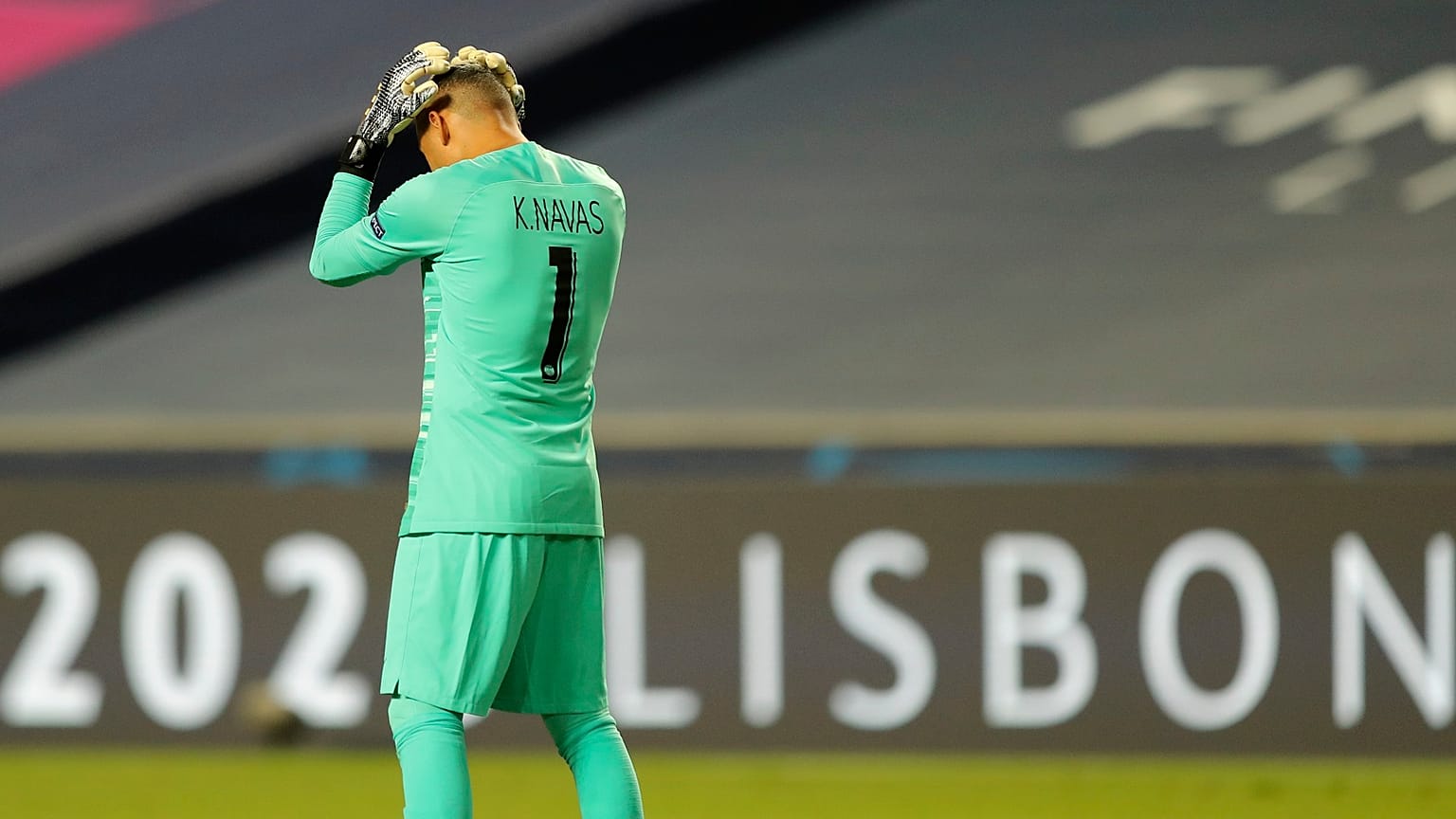 A PSG kapusa, Keylor Navas fogja a fejét a Bajnokok Ligája nyári fináléjában - talán az utolsóban