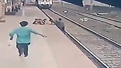 رجل ينقذ طفلًا فقد توازنه وسقط في مسار قطار قادم في محطة سكة حديد فانغاني في مومباي- الهند.