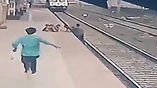 رجل ينقذ طفلًا فقد توازنه وسقط في مسار قطار قادم في محطة سكة حديد فانغاني في مومباي- الهند.