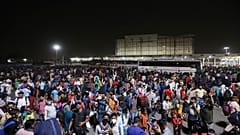 Hunderte Wanderarbeiter warten an einem Busbahnhof auf die Abfahrt in ihre Dörfer, in Neu-Delhi, Indien, Montag, 19. April 2021. 