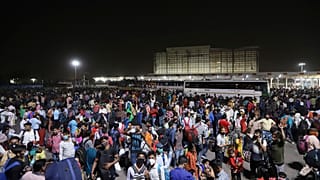 Hunderte Wanderarbeiter warten an einem Busbahnhof auf die Abfahrt in ihre Dörfer, in Neu-Delhi, Indien, Montag, 19. April 2021. 