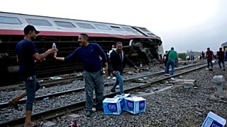 Mısır'da tren kazası alanında iftar vakti