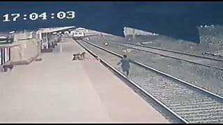 Ινδία: Άνδρας έσωσε παιδί που είχε πέσει στην αποβάθρα λίγο πριν φτάσει το τρένο 