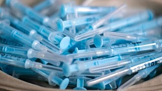 Photo d'archives : seringues de vaccins anti-Covid, à Maridid (Espagne), le 09/04/2021