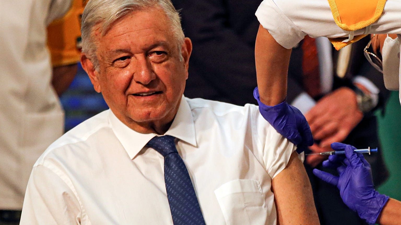 AMLO recibe la vacuna