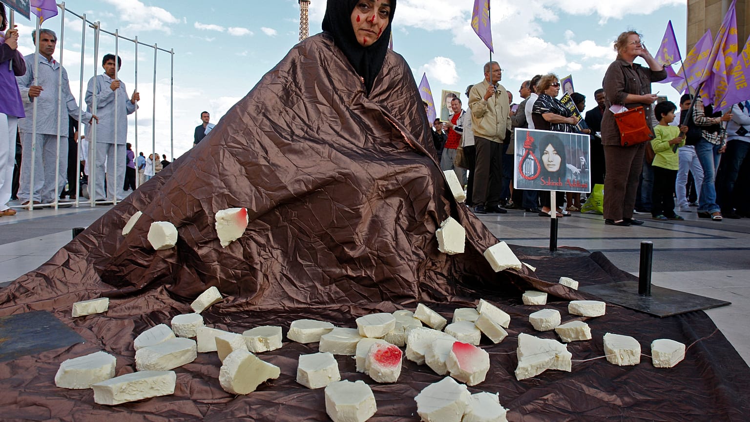 Una donna manifesta a Parigi il 28 agosto 2010 contro la condanna a morte di Sakineh Mohammadi Ashtiani