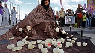 Una donna manifesta a Parigi il 28 agosto 2010 contro la condanna a morte di Sakineh Mohammadi Ashtiani