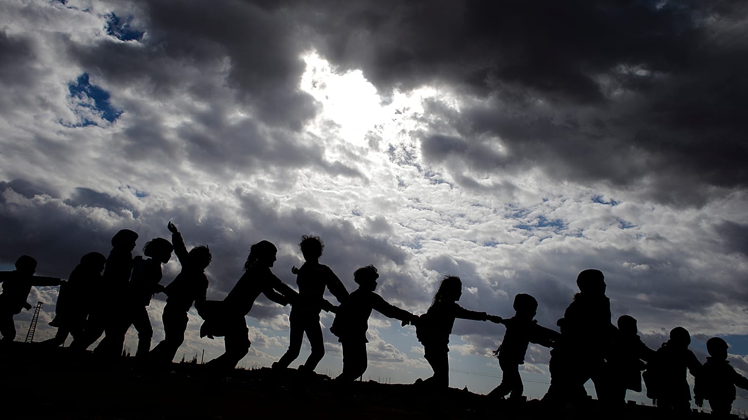 Aileleriyle birlikte Halep kentindeki çatışmalardan kaçan Suriyeli çocuklar oyun oynarken (arşiv)
