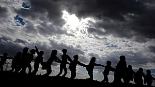 Aileleriyle birlikte Halep kentindeki çatışmalardan kaçan Suriyeli çocuklar oyun oynarken (arşiv)