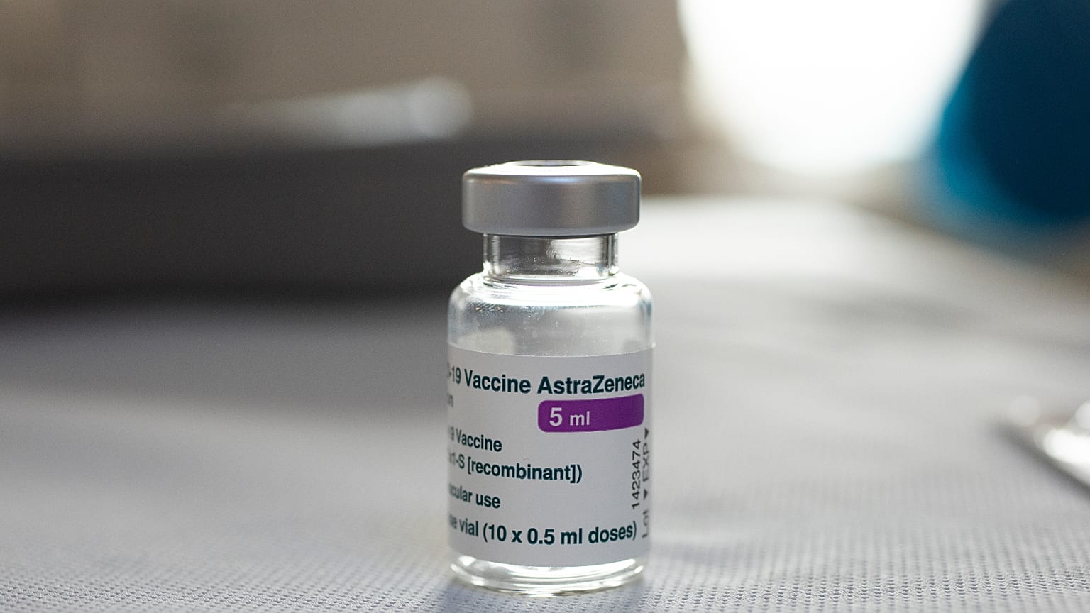 Un vial de la vacuna de AstraZeneca contra la COVID-19 se encuentra en la mesa de un médico de cabecera durante una campaña de vacunación en Ámsterdam, Países Bajos