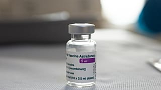 Un vial de la vacuna de AstraZeneca contra la COVID-19 se encuentra en la mesa de un médico de cabecera durante una campaña de vacunación en Ámsterdam, Países Bajos