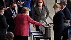 Bundeskanzlerin Angela Merkel stimmt im Bundestag ab