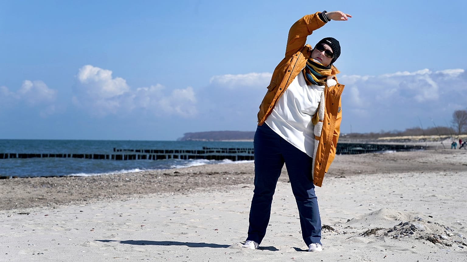 Eine Patientin am Strand nahe der Klinik in Heiligendamm