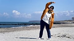 Eine Patientin am Strand nahe der Klinik in Heiligendamm