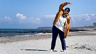 Eine Patientin am Strand nahe der Klinik in Heiligendamm