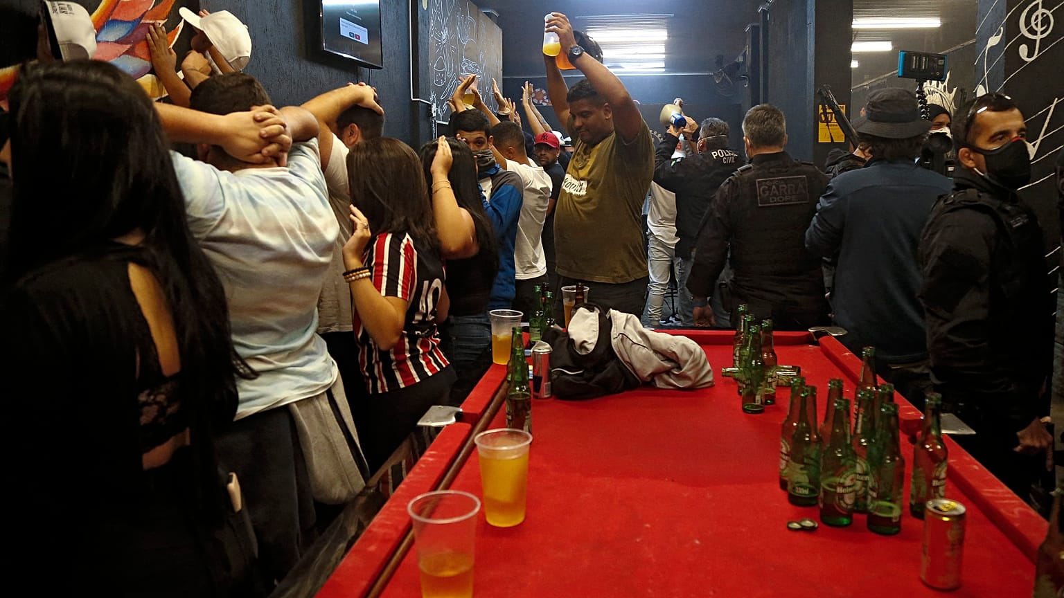 Polizeirazzia in brasilianischer Bar