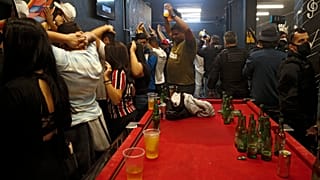Polizeirazzia in brasilianischer Bar