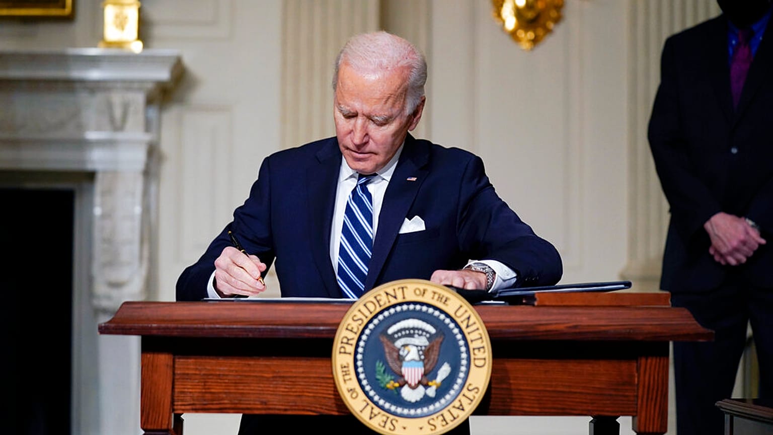 Foto de archivo del 27 de enero de 2021, el presidente Joe Biden firma una orden ejecutiva sobre el cambio climático